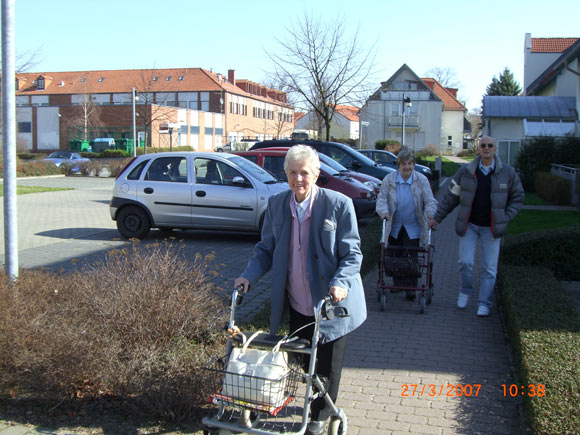 Vor einem Ausflug der Seniorenresidenz Großziethen