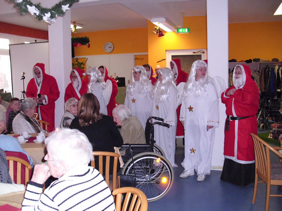 Bei unserer Weihnachtsfeier in der Seniorenresidenz Großziethen